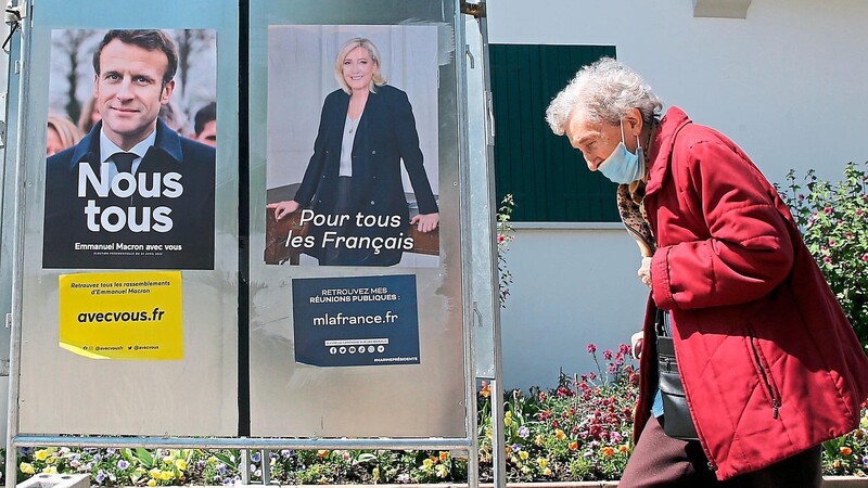 Emmanuel Macron und die rechtsextreme Marine Le Pen haben sich für die Stichwahl am 24. April qualifiziert. Inzwischen haben beide Seiten ihre Pläne für den Wahlabend bekannt gegeben: Macrons Team sieht eine Feier am Fuß des Eiffelturms vor, Le Pens 13 Wahlkampf-Busse würden bei einem Sieg durch Paris fahren.