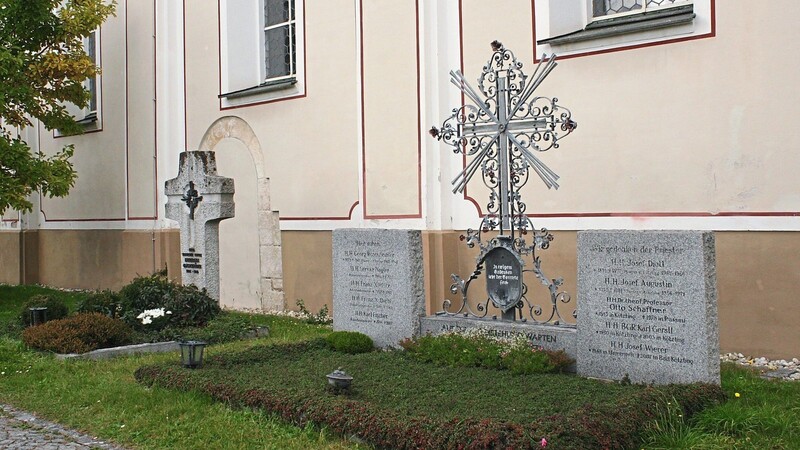 Die Priestergräber im Innenhof der denkmalgeschützten Kirchenburg in Bad Kötzting.