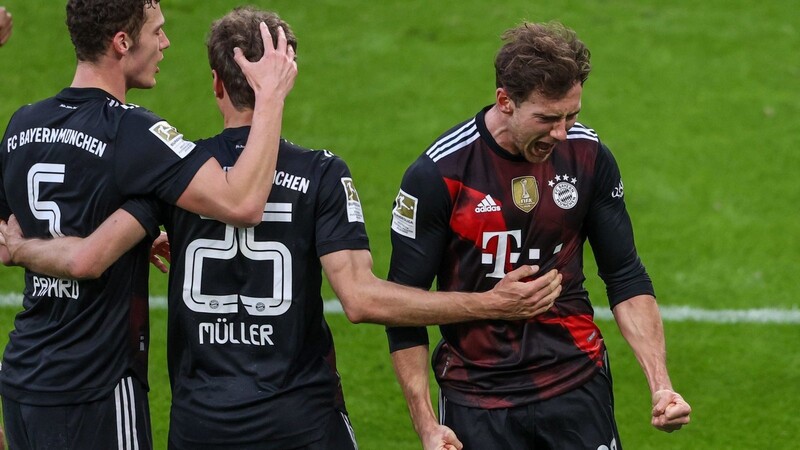 Leon Goretzka (r.-l.) jubelt mit Münchens Mittelfeldspieler Thomas Müller und Abwehrspieler Benjamin Pavard über seinen Treffer zum 1:0.