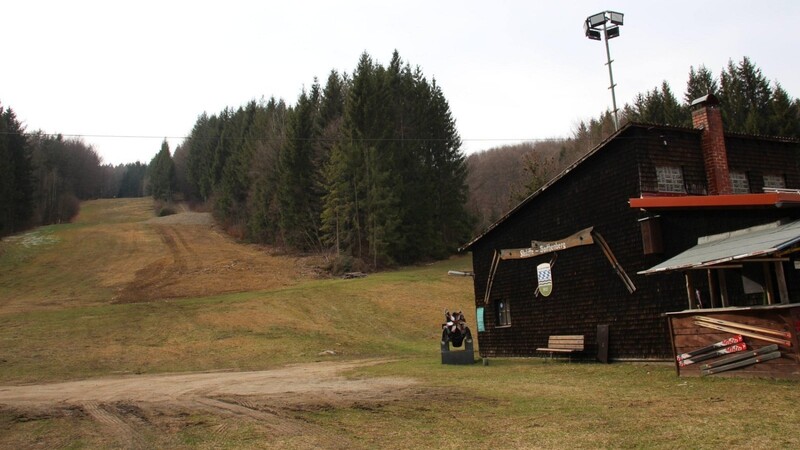 Auf die 51. Saison konnten nunmehr die Skilifte Voithenberg zurückblicken. Zunächst war die Familienabfahrt in Betrieb genommen worden, ein Jahr später folgte der Steilhang. Doch in diesem Winter war der Hang öfter grün-braun als weiß.