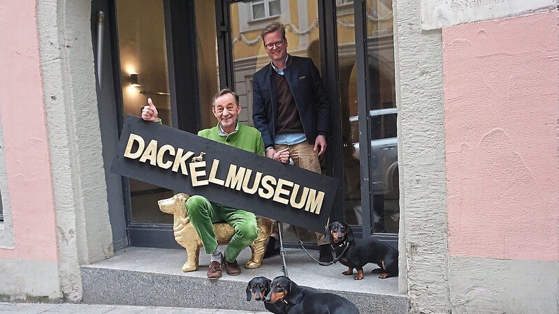 Seppi Küblbeck (li.) und Oiver Storz mit Moni, Seppi und Blümchen vor den neuen Museumsräumen in Regensburg.