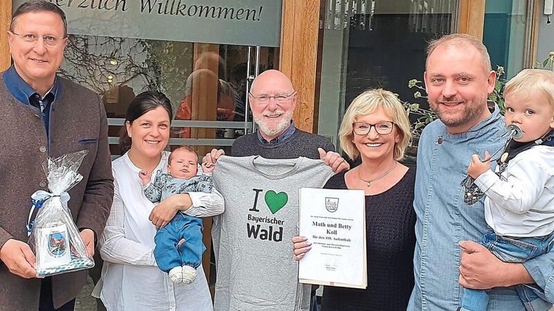 Für die Urlaubstreue bedankte sich Bürgermeister Markus Müller beim Ehepaar Koll und überreichte ein Bierkrügerl und T-Shirts.