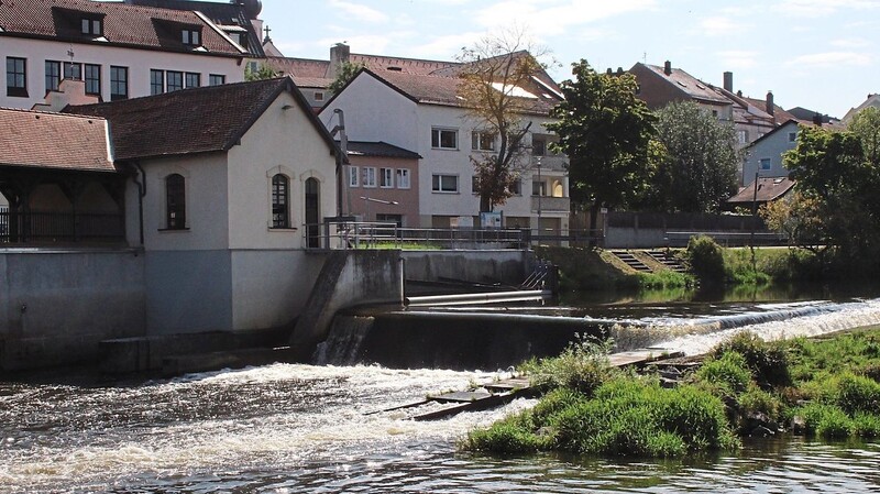 Am Wehr Grabenmühle wird der Regen zum reißenden Fluss. Wasser strömt auch über die Fischtreppe sowie aus dem Turbinenraum zurück in den Regen und fließt weiter Richtung Florian-Geyer-Brücke.