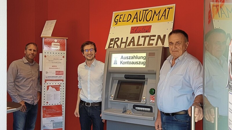 Stephan Thomas, Matthias Scherr und Ludwig Wallinger (von links) wollen, dass der Sparkassen-Geldautomat in Schönthal den Kunden auch künftig zur Verfügung steht