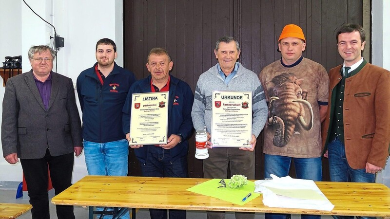 Am Samstag wurde im Beisein der Rathauschefs die Partnerschaft zwischen der Feuerwehr Dalking und Plánice besiegelt. Die beiden Vereinschefs Günter Theuerl und Stanislav Tikal (Mitte) unterzeichneten die Urkunden.
