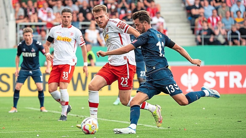Für Stabilität im defensiven Jahn-Zentrum sorgen derzeit die Innenverteidiger Jan Elvedi (33) und Steve Breitkreuz (23), die nicht nur in der Liga bislang keinem Gegner einen Treffer gestatteten, sondern auch im Pokal den 1. FC Köln mit Mark Uth (r.) effektiv bekämpften.