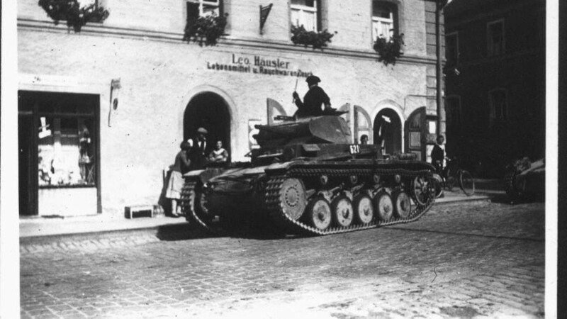 Ein Panzerkampfwagen (Pzkwg) IV am Rötzer Marktplatz.