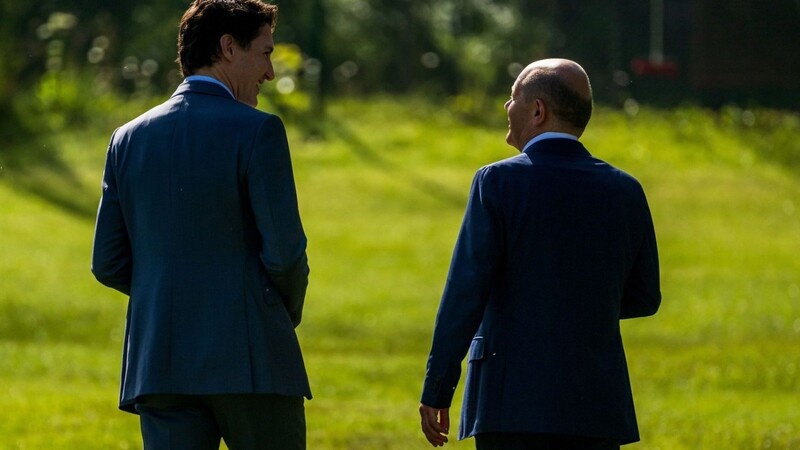 Bundeskanzler Olaf Scholz (SPD), geht neben Justin Trudeau (r) beim G7-Gipfel auf Schloss Elmau.