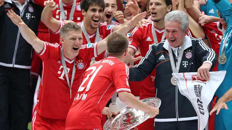 Das Triple-Jahr: Bastian Schweinsteiger (l.), Phlipp Lahm (v.) und Trainer Jupp Heynckes (rechts) feiern am 11. Mai 2013 nach dem 3:0 gegen den FC Augsburg die Meisterschaft.