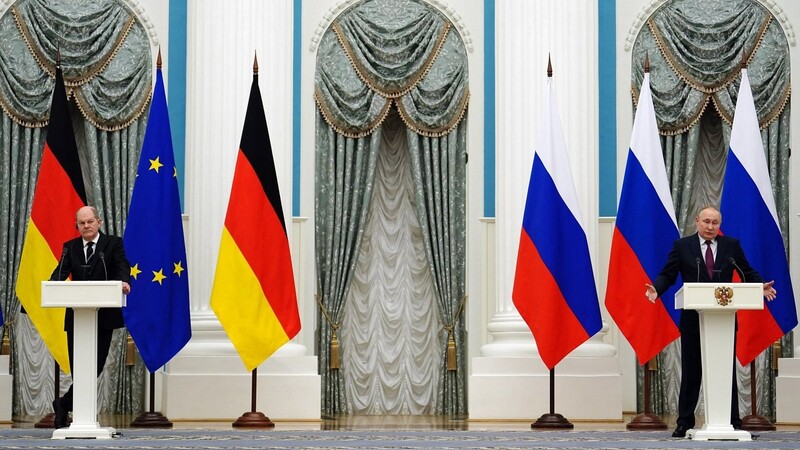 Bundeskanzler Olaf Scholz (l.) versuchte bei seinem Besuch in Moskau, den russischen Präsidenten Wladimir Putin zum Einlenken zu bewegen.