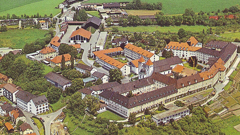 Auf dieser Luftaufnahme ist der Ausbau des Klosterberges mit Gehweganlegung und Vorbereitung der Einfriedungsmauer gut erkennbar.