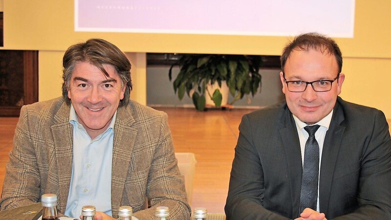 Kämmerer Christian Plötz (links) und Bürgermeister Martin Stoiber konnten eine gute finanzielle Ausgangslage für die kommenden Jahre präsentieren.