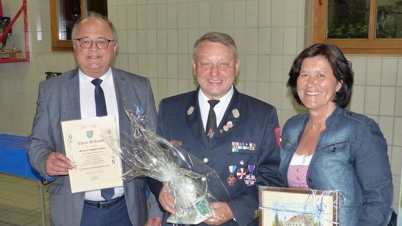Die Ehrengabe der Gemeinde, den Bayerischen Löwen als dritthöchste Auszeichnung der Kommune, übergab Bürgermeister Max Schmaderer (links) an Hermann Schwarzfischer. Mit dabei auch Schwarzfischers Ehefrau Elfriede.