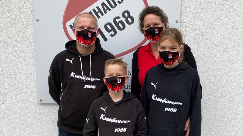 Hannah Hentschel (v.r.) hatte die Idee für den Mund-Nase-Schutz zusammen mit ihren Eltern und ihrem Bruder Malte umgesetzt.