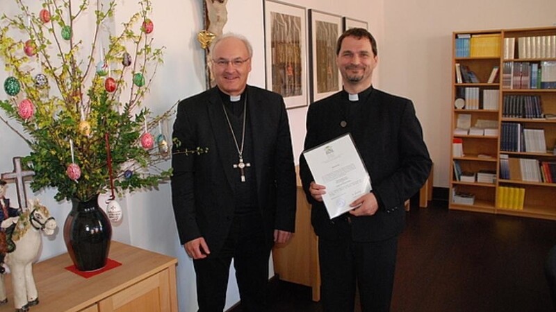 Dekan Ralf Heidenreich (rechts) mit Bischof Rudolf Voderholzer.