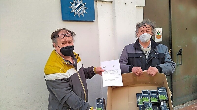 Wenzel (links) und Jerry Cerveny wollten ihre beschlagnahmte Ware bei der Landshuter Polizei abholen.