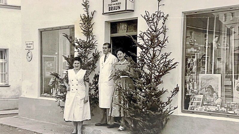 Die Liebe zum Friseur-Handwerk hat Josef Braun von seinen Eltern geerbt. Das Foto zeigt Maria und Josef Braun 1954 mit einer Angestellten vor ihrem Geschäft.