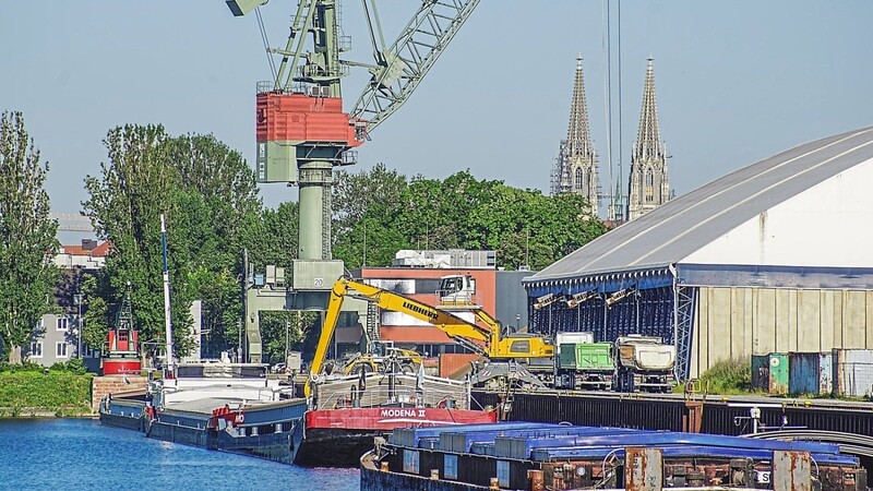 Der Regensburger Hafen dient als Güterdrehscheibe für Ostbayern. Hier werden vor allem Argrargüter und Metallerzeugnisse verschifft.