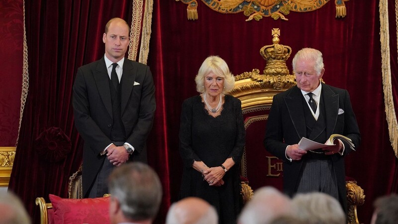 König Charles III. mit William, Prinz von Wales (l), und seiner Gemahlin, Königin Camilla. Es war der erste Auftritt Williams seit dem Tod von Königin Elizabeth II.