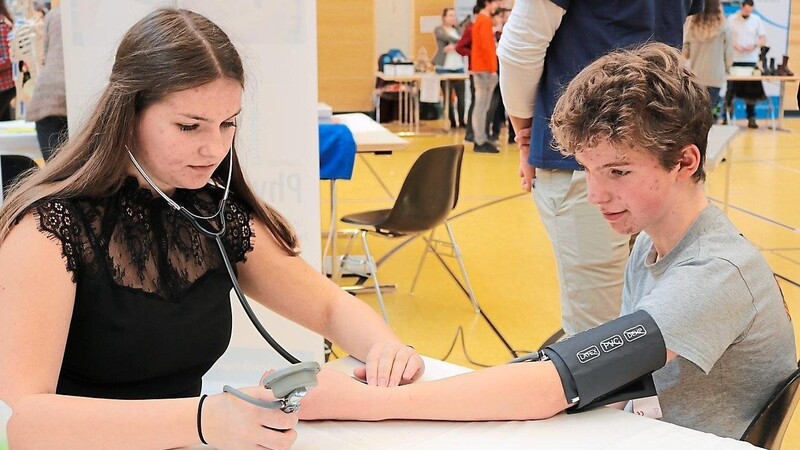 Ihren Blutdruck messen konnten die Schüler am Stand der Berufsfachschule für Altenpflege und Altenhilfe Bad Kötzting.