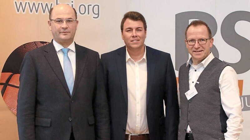 Staatsminister Albert Füracker (links) und BLSV-Präsident Jörg Ammon (rechts) gratulierten Michael Weiß, der nun an der Spitze der Sportjugend in der Oberpfalz steht.