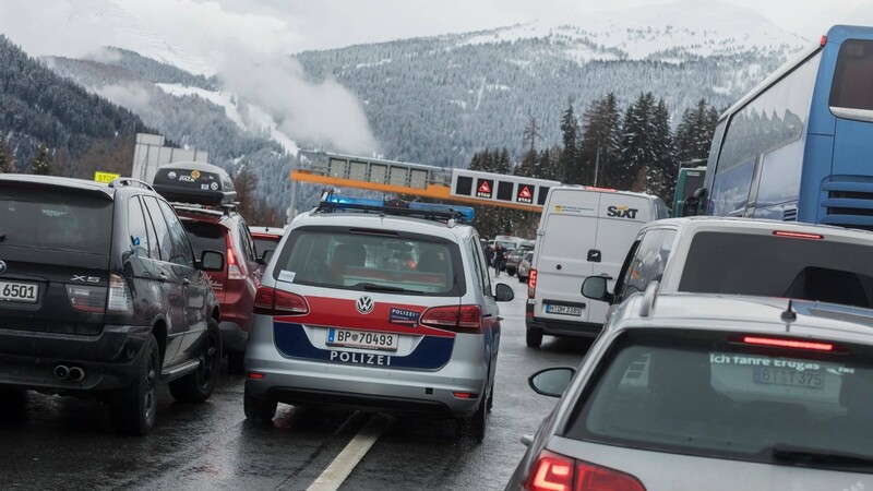 02.02.2019, Tirol, Östereich, AUT - Stau auf der Brenner-Autobahn in Richtung Italien. Wegen Schneefalls und Lawinenabgängen ist die Strasse gesperrt.