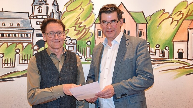 Bürgermeister Karl Ecker (rechts) teilte seinem Nachfolger Hans Sailer gestern Abend das vorläufige Endergebnis mit.