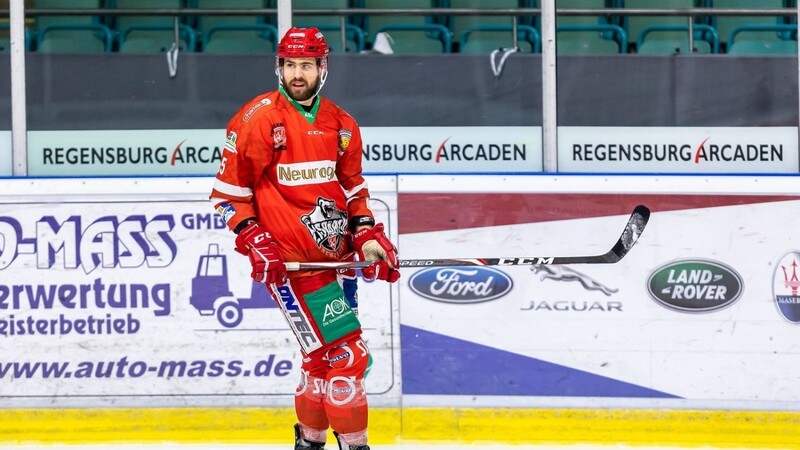 Der ehemalige "Eisbär des Jahres" bleibt an Board: Verteidiger Jakob Weber hat seinen Vertrag bei den Eisbären Regensburg verlängert.