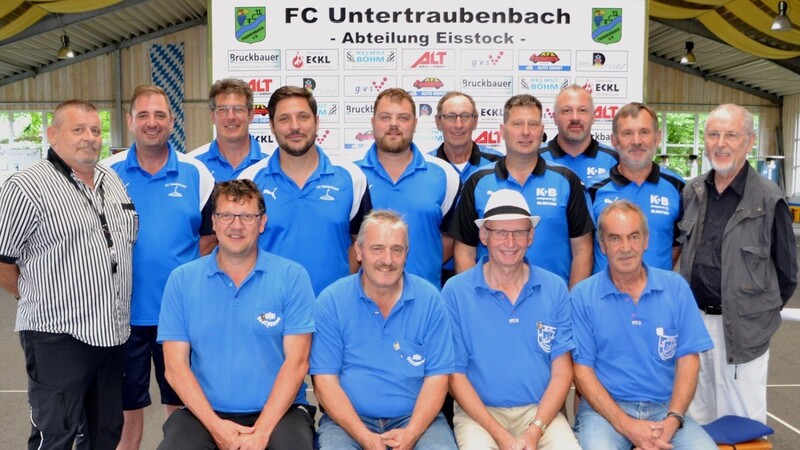 Die DJK Beucherling (sitzend) gewann die Bezirksklasse Nord vor dem FC Walderbach (links) und dem FC Katzbach II. Mit im Bild Wettbewerbsleiter Seebauer (rechts) und Schiedsrichter Reichelt.