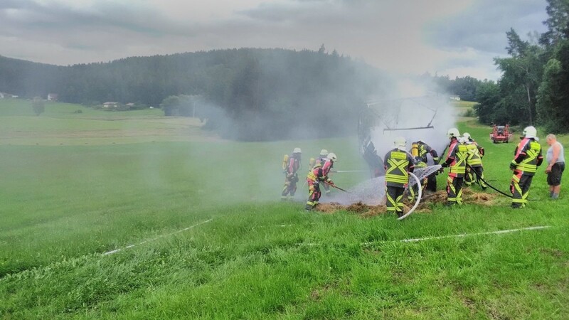 Ein brennender Ladewagen hat am Sonntagnachmittag Feuerwehren aus dem Neukirchner und Eschlkamer Gemeindegebiet auf den Plan gerufen.