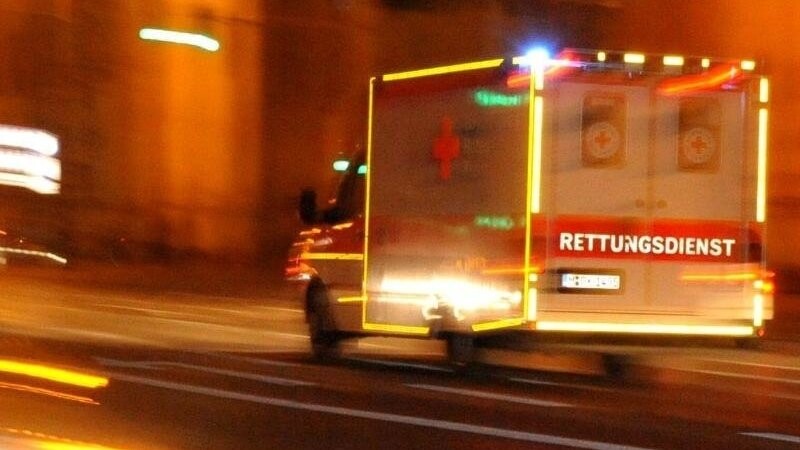 Rettungskräfte wurden am Freitagabend in Teisbach angegriffen - von einem betrunkenen 81-jährigen Mann. (Symbolbild)