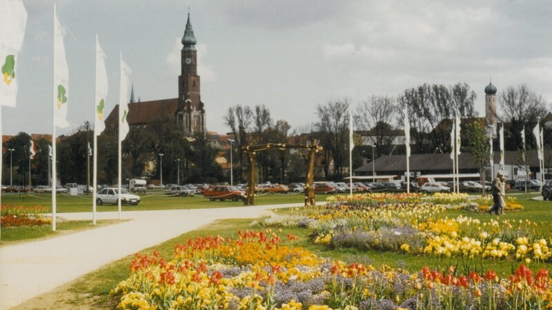 Ein Blick auf das Entree der Landesgartenschau 1989 mit Frühlingsblumenpracht.