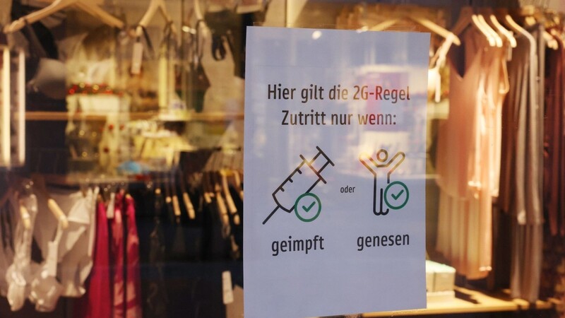 Ein Schild in einem Schaufenster weist auf die 2G-Regel im Einzelhandel hin. In Nordrhein-Westfalen ist die Corona-Inzidenz wieder leicht angestiegen.