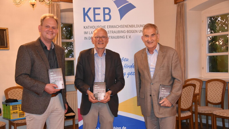 Prof. Dr. Thomas Bein (Mitte) hat seine Erfahrungen als Patient auch in einem Buch veröffentlicht. Er präsentierte es a zusammen mit KEB-Geschäftsführer Theodor Speiseder (l.) und dem Vorsitzenden des Franziskus-Hospiz-Vereins Kurt Leipold (r.).