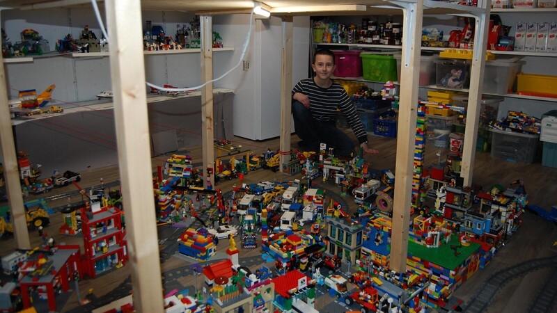 Peter in seinem Reich: aus dem Vorratskeller ist der Legokeller geworden.