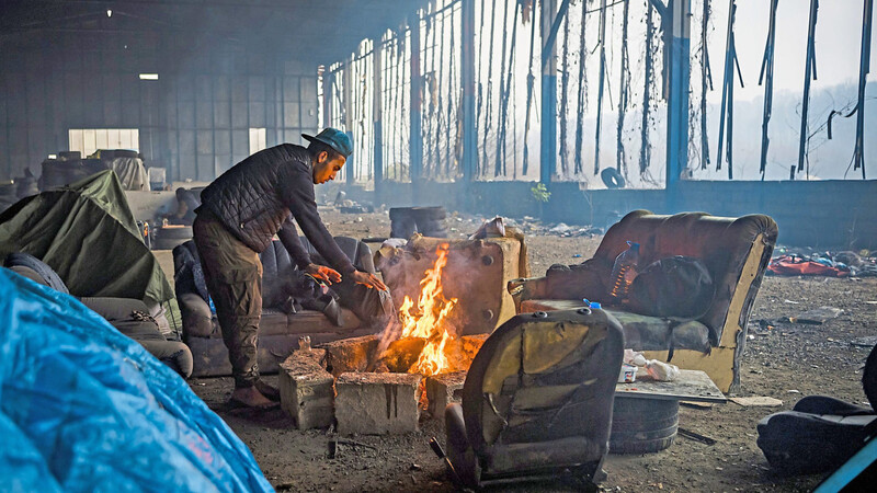 Die Geflüchteten bei Bihac leben im Wald, in Ruinen, in verlassenen Fabrikgebäuden.