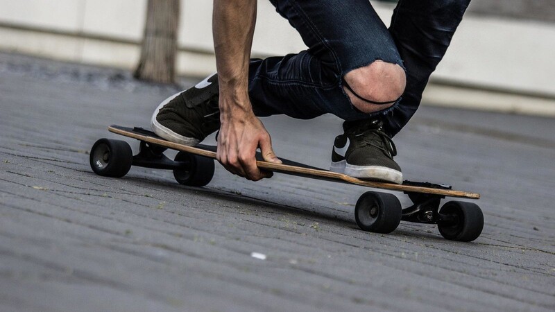 Ein Skateboarder versuchte eine 58-jährige auszurauben.