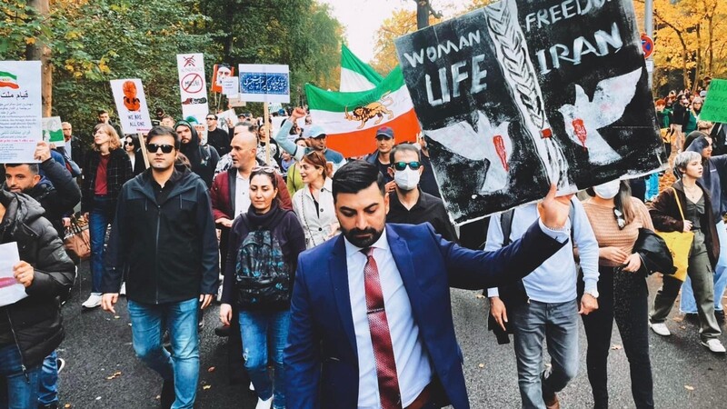 Der FDP-Bundestagsabgeordnete Muhanad Al-Halak aus Grafenau nimmt im vergangenen Oktober an einer Demonstration gegen das Mullah-Regime in Berlin teil. Er sagt: "Sein Einsatz habe für Al-Halak auch mit seiner Biografie zu tun. "Als Geflüchteter aus dem Irak weiß ich, was Freiheit und Menschenrechte bedeuten."