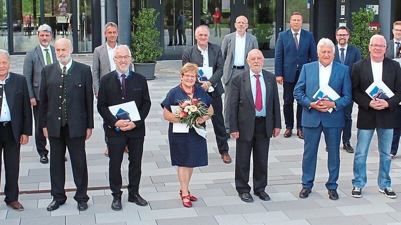 Die geehrten Kommunalpolitiker mit Ehrengästen und Bürgermeistern.