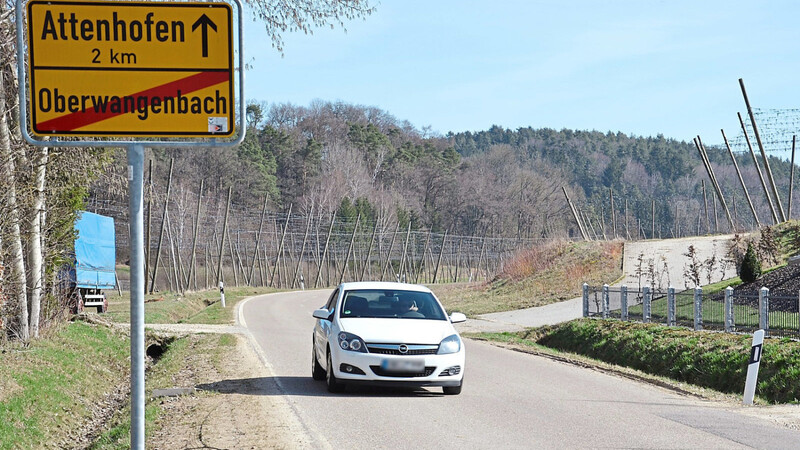 Auf dem rund 2,2 Kilometer langen Teilstück der KEH 32 zwischen Oberwangenbach und Attenhofen wird in diesem Jahr die Asphaltdeckschicht zum Preis von rund 264 600 Euro erneuert.