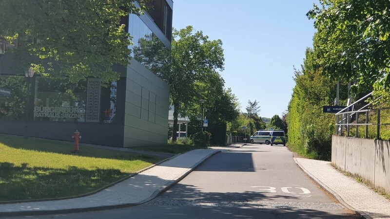 Polizeieinsatz am Donnerstagvormittag im Rathaus von Sinzing im Landkreis Regensburg. Dort soll kurz zuvor eine Bombendrohung eingegangen sein.