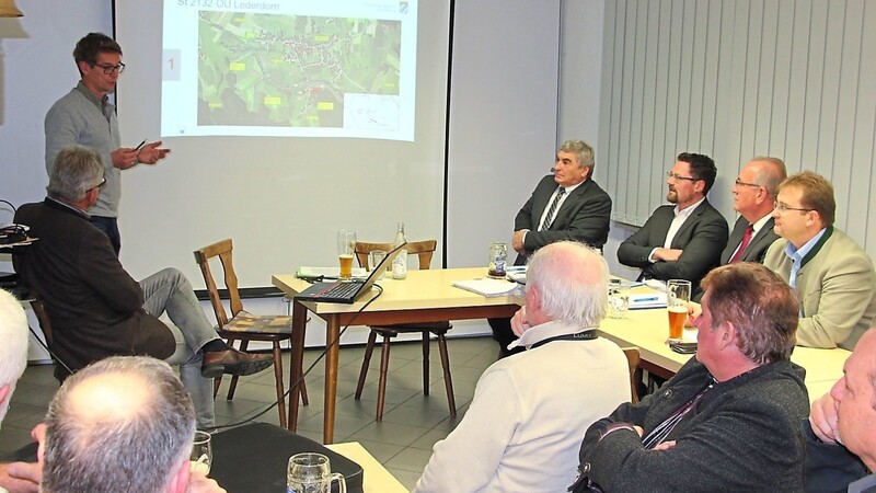 Norbert Biller (l. sitzend) und Dr. Richard Bosl stellten die aktuellen Staatsstraßenprojekte vor.