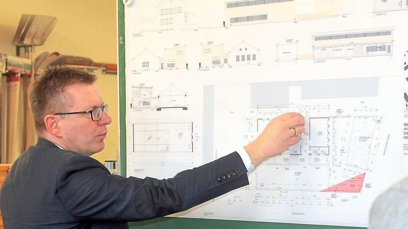 Am Plan erklärte Architekt Thomas Wilnhammer, wie die neue Halle sich in das Bau-Kompetenz-Zentrum einfügen wird.