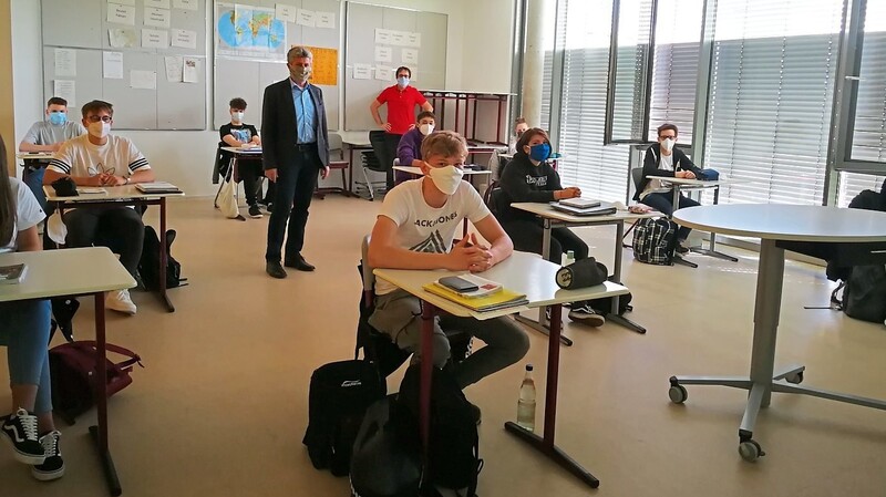 Realschuldirektor Karl-Heinz Mathy (Mitte) und Klassenleiter Markus Prölß (hinten rechts) in einer Abschlussklasse.