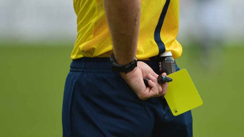 Bei einem A-Klassen-Spiel in Deggendorf hatte ein Schiedsrichter nur eine Gelbe Karte dabei. Das kam auf, als er einen Spieler des Platzes verwies - mit zwei Gelben Karten anstatt einer Roten Karte. (Symbolbild)