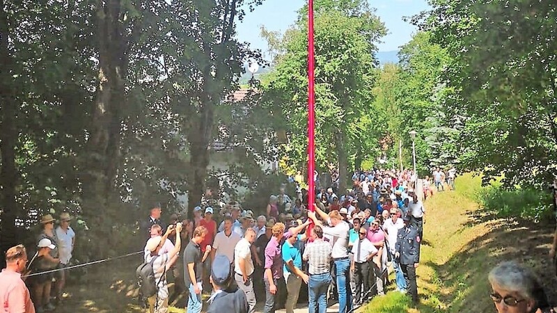Die Holzkirchener tragen ihre Opferkerze an Pfingsten wieder zum Bogenberg.