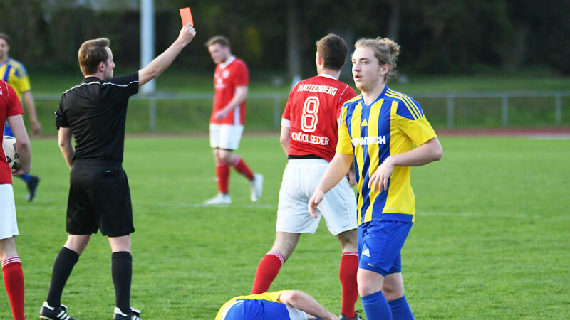 Schiedsrichter Kevin Kassel zeigte dem Hauzenberger Jürgen Knödlseder (Nummer 8) die Gelb-Rote Karte, nahm diese später aber zurück.
