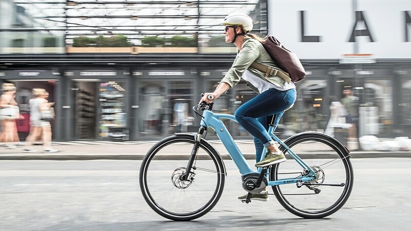 Immer mehr entscheiden sich für ein elektrisches Fahrrad. Wer ein hochwertiges E-Bike fährt, zumindest für den kann sich eine separate Fahrradversicherung lohnen.