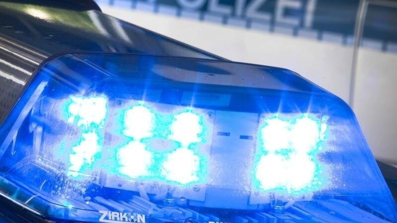 Die Polizei hat einen 64-Jährigen aus dem Landkreis Amberg-Sulzbach tot in seinem Lastwagen gefunden (Symbolbild).