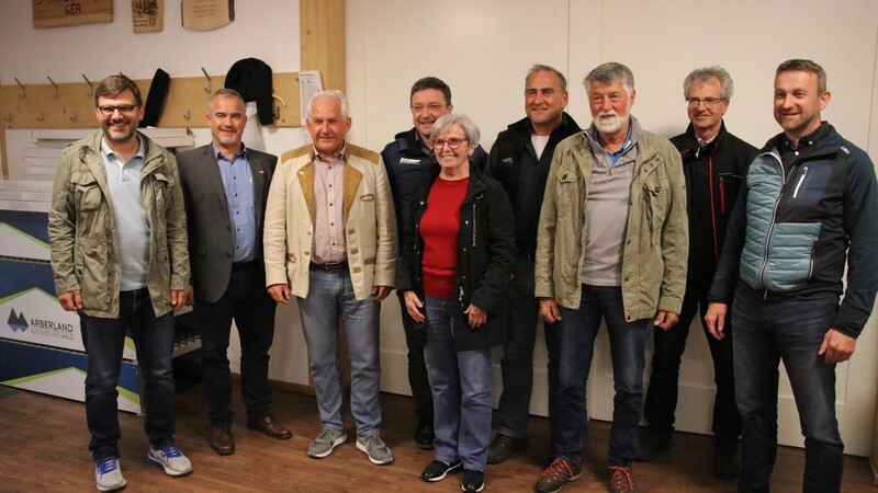 Die Vorstandschaft des Fördervereins Hohenzollern Skistadion zusammen mit den neu gewählten Franz Müller und Gerhard Mühlbauer.
